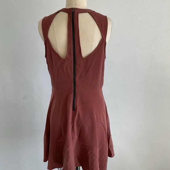 Dress - Picture 5 of 9